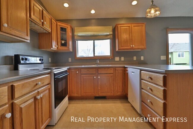 Building Photo - 3 Bed 2 Bath home with Double Garage