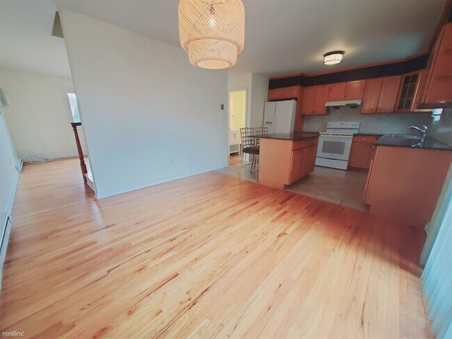 Building Photo - 3 br, 1.5 bath Townhome - 42 Mariners Ln