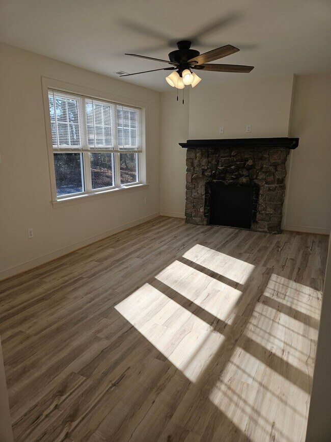 Building Photo - Like Brand New 3 Bedroom 2 Bath Home in Sandston!