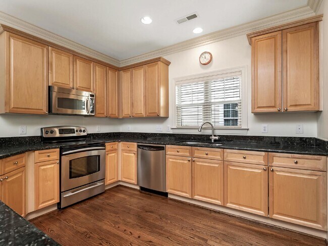 Foto del edificio - Super cute bungalow in Chantilly with rocking chair front porch!