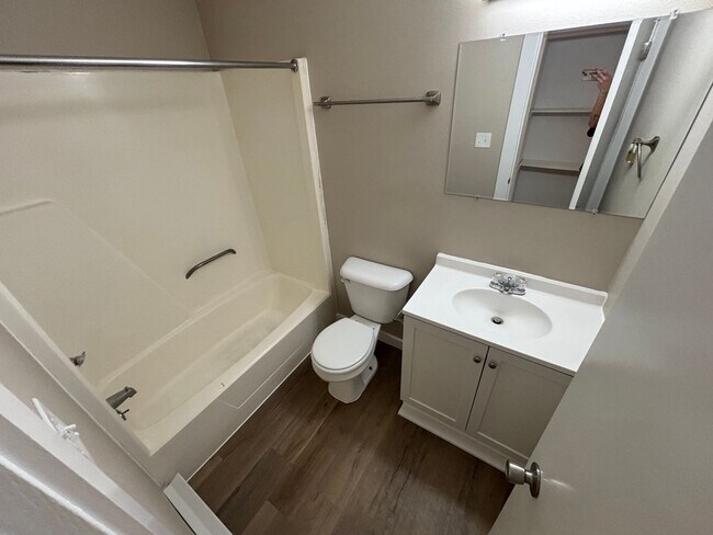 Foto del edificio - Two bedroom one bath apartment