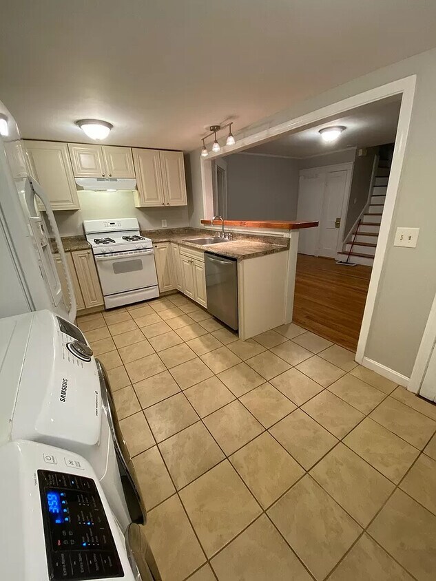 Primary Photo - 118 Thicket St