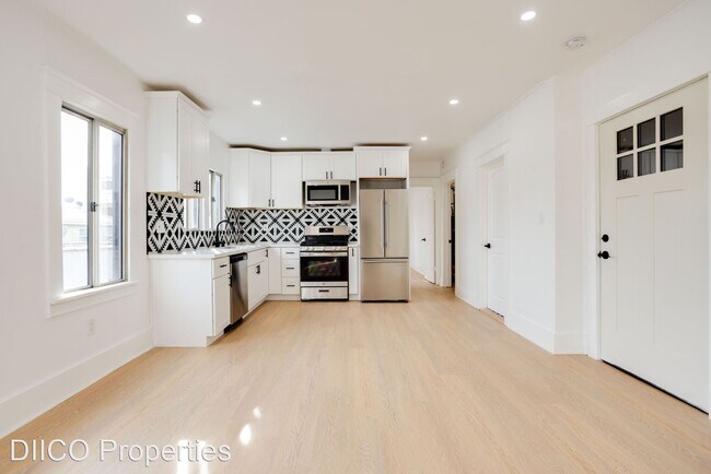 Building Photo - 2 br, 1 bath Apartment - 5734 & 5740 Fount...