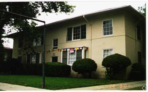 Building Photo - 5936-5944 Hazeltine Ave