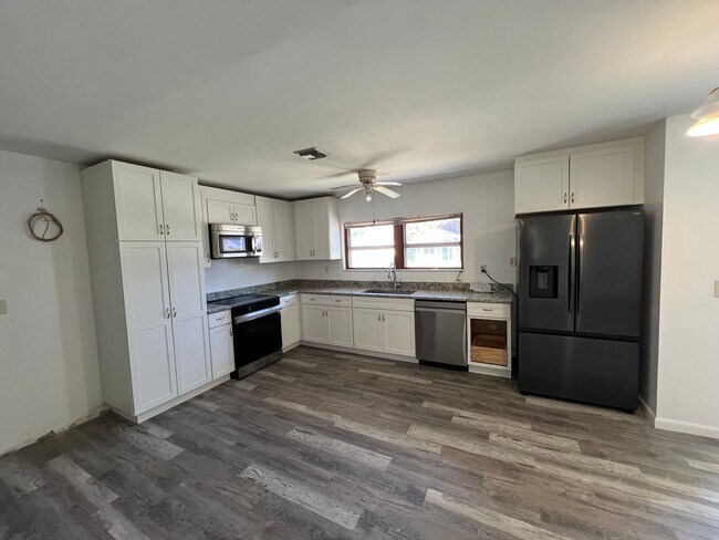 Building Photo - $1,500 ** Annual Lease (Includes Water/Electric/Lawn) * 1 Bedroom / 1 Bath * DUPLEX * Historic, D...