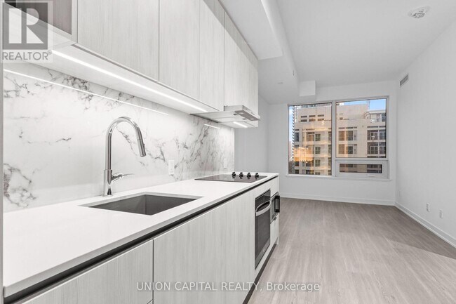 Photo du bâtiment - 8 Wellesley St W