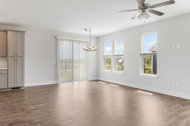 Foto del edificio - W218N16014 Tiger Lily Dr