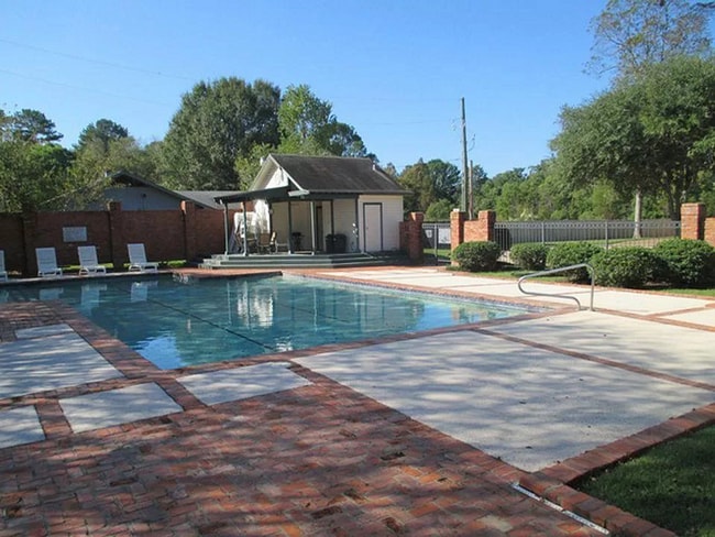 Building Photo - Townhome close to everything on Bayou Trace off Jackson St