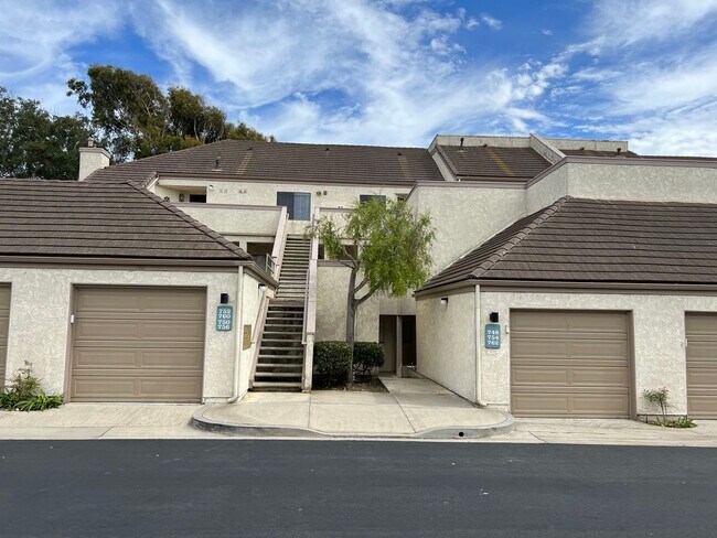 Building Photo - Two bedroom condo on the beach