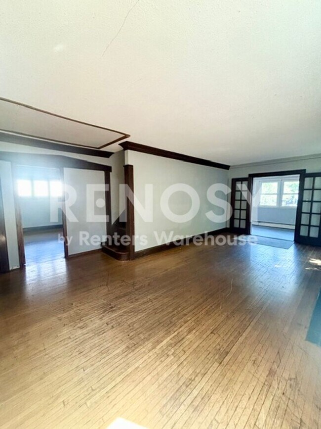 Building Photo - 406 7th Ave S