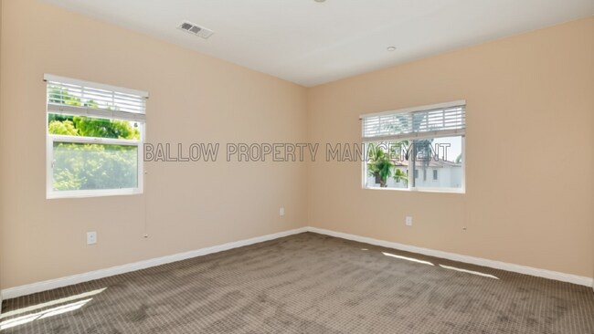 Foto del edificio - 1327 Holly Ave