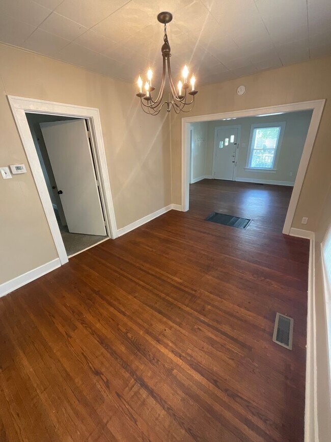 Building Photo - *** AVAILABLE AUGUST 2026 *** 3 Bedroom, 2...