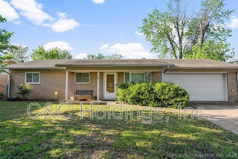 Foto principal - 20154 E 3rd St
