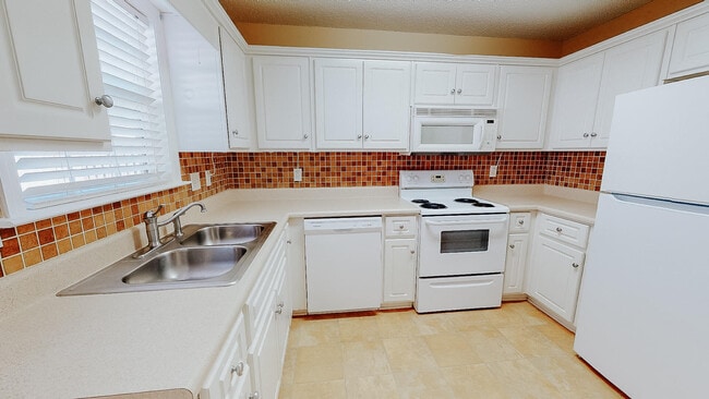 Building Photo - 101 Queens Ct