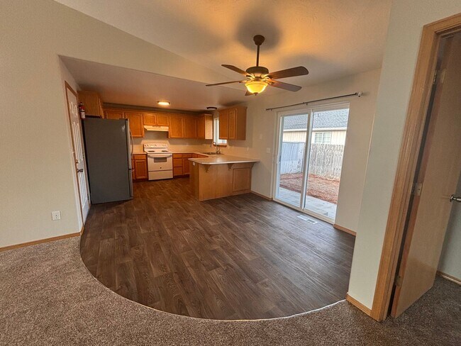 Foto del edificio - Spacious 3 Bedroom 2 bathroom Duplex