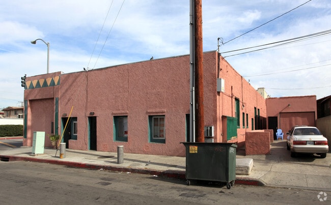 Building Photo - 1100 E 7th St