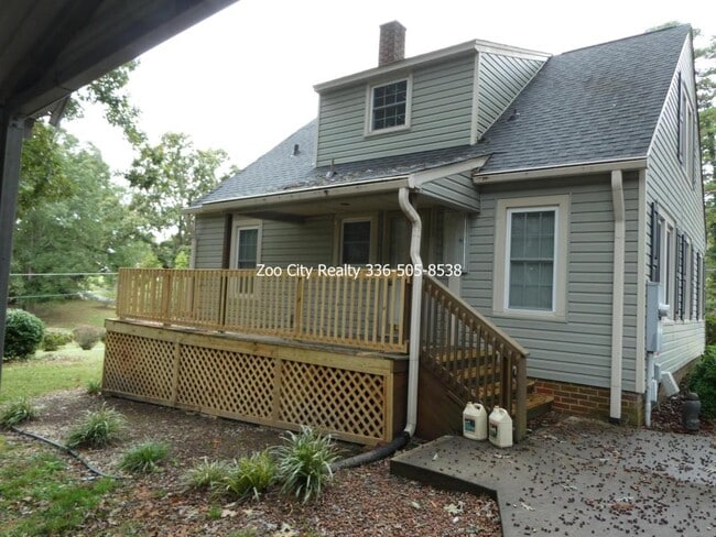 Building Photo - 589 McDermott St