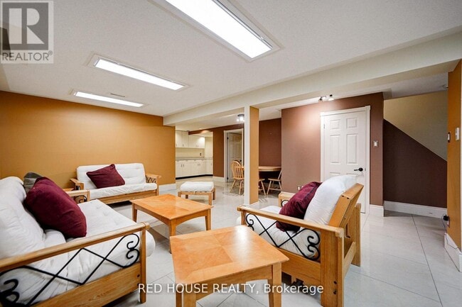 Building Photo - 4450 Mayflower Dr