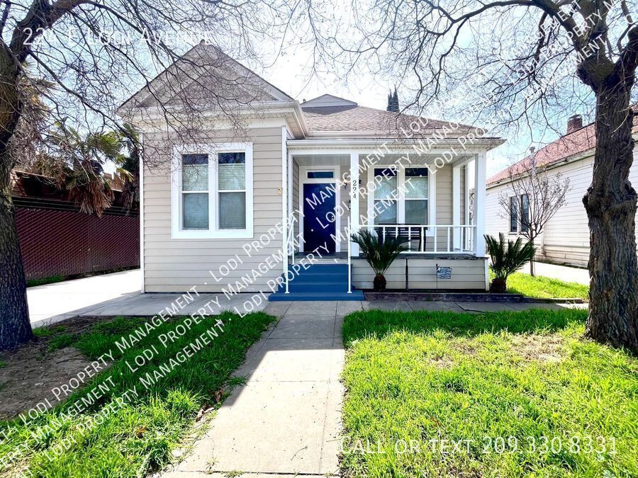 Primary Photo - Spacious 3 Bedroom 2 Bath Home - Price Red...