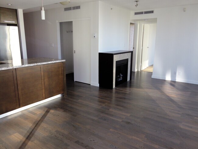 Building Photo - 902-918 Cooperage Way