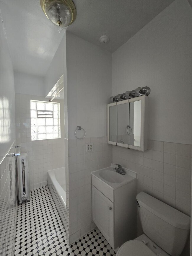 Building Photo - 908 Reba Pl