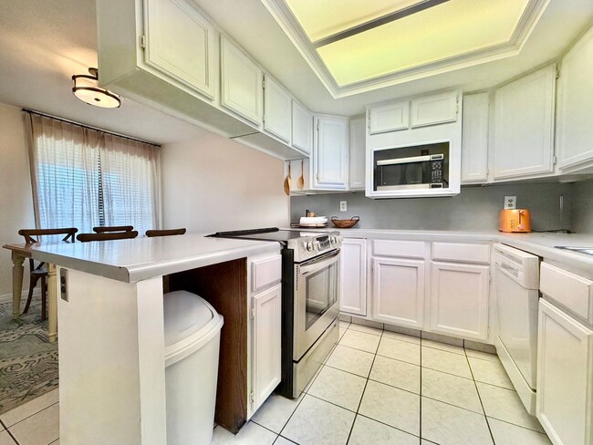 Building Photo - Spacious Townhome with 2 Kitchens, Huge Basement & 3 Full Bathrooms - Sandy, UT