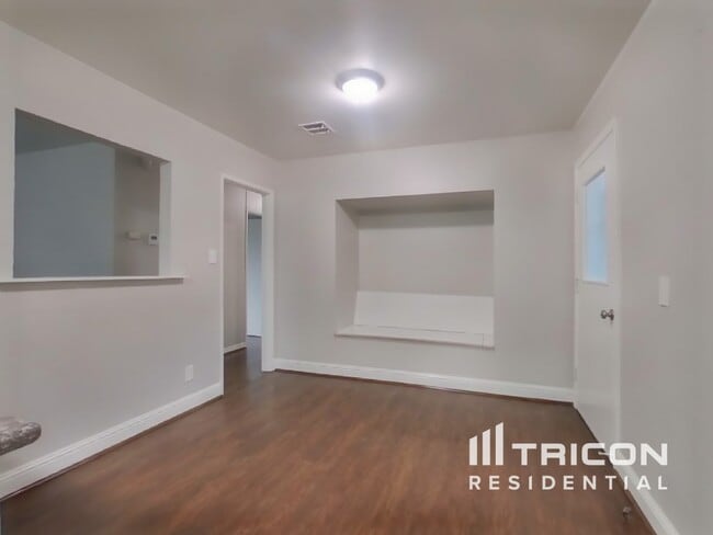 Building Photo - 325 Ladera Dr