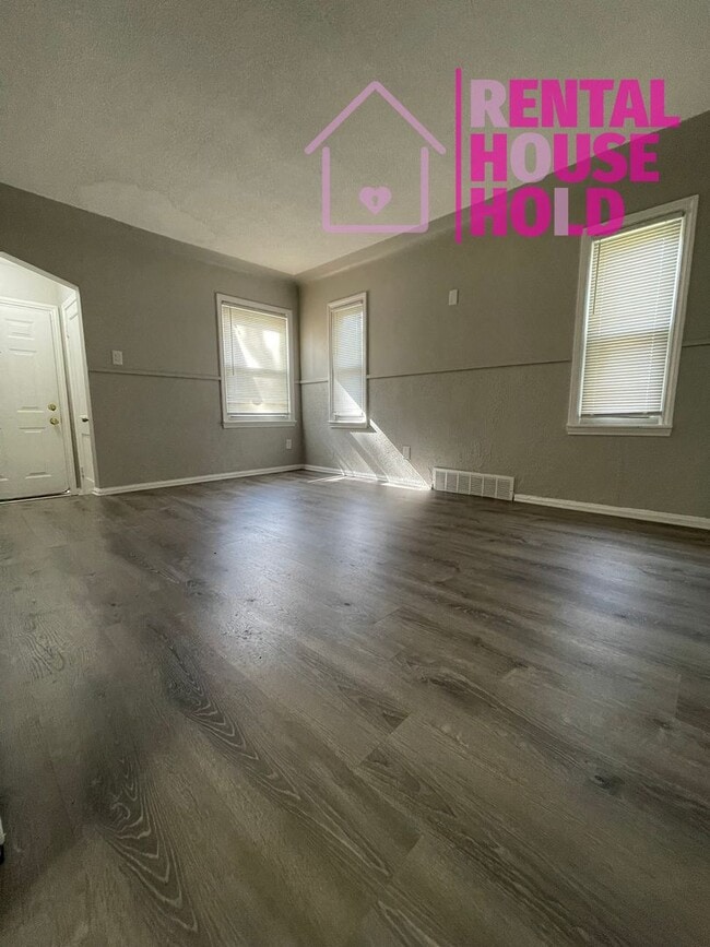 Building Photo - NEW LISTING | 3 BEDS 1 BATH | BASEMENT | G...