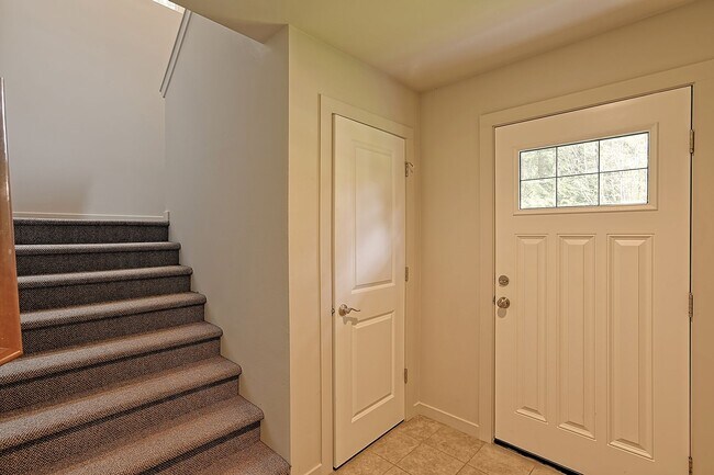 Foto del edificio - Spacious 4 Bdrm Townhome - Available Now!