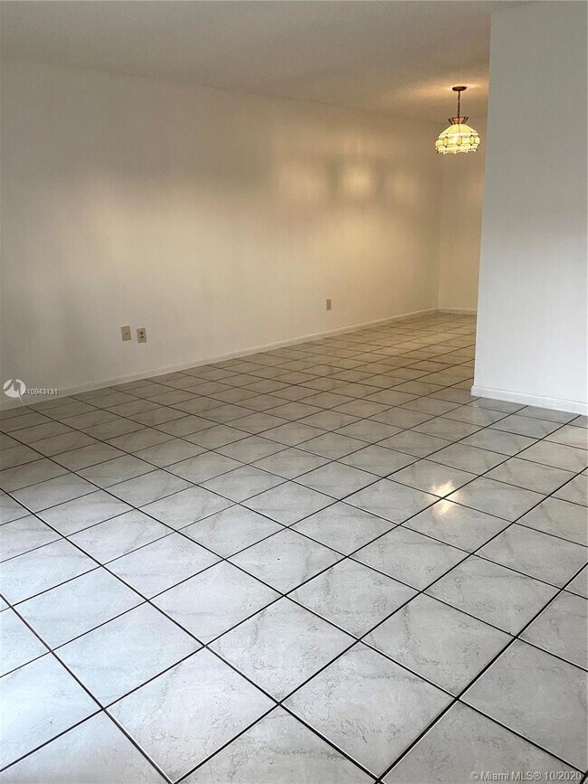 Foto del edificio - 18220 Mediterranean Blvd