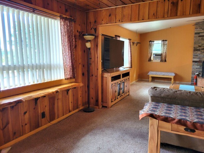 Building Photo - Updated Cabin Close to Medical Facilities