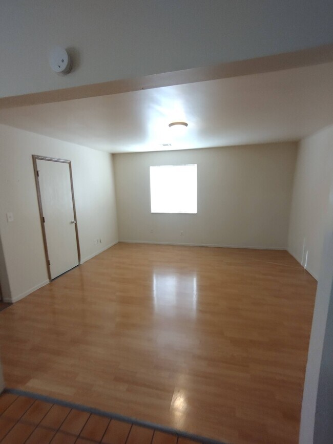 Building Photo - 611 Palisades Dr