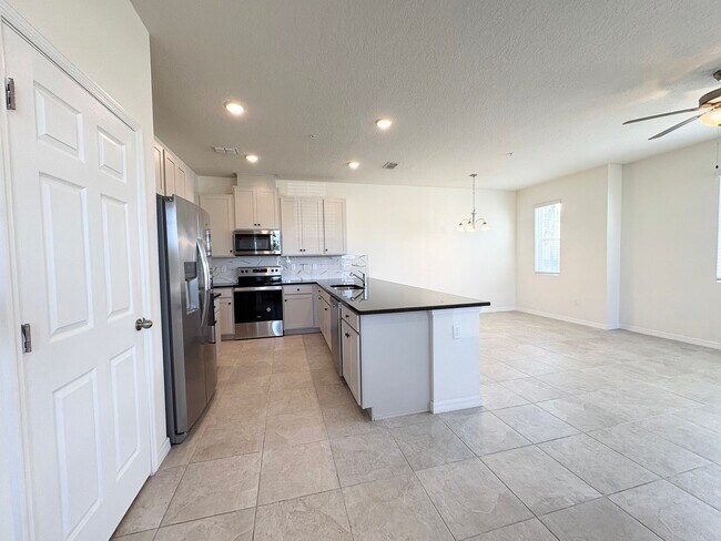 Building Photo - Newly Built, Water View, Luxury Executive ...
