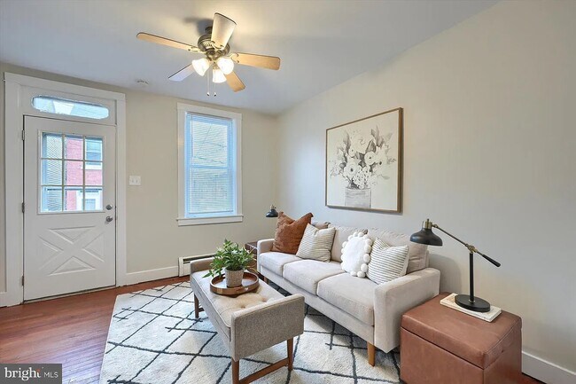 Sala de estar - 654 Poplar St