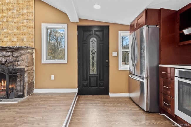 Building Photo - 9 Sylvan Trail