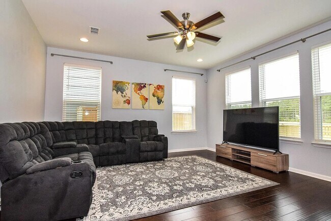 Foto del edificio - 422 Northern Red Oak Dr