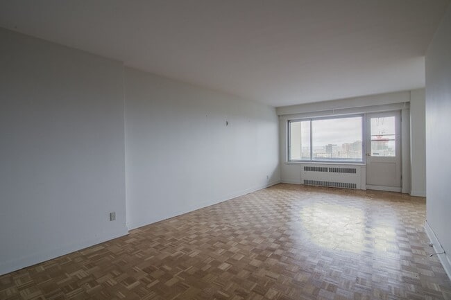 Building Photo - 3555 Chem. de la Côte-des-Neiges