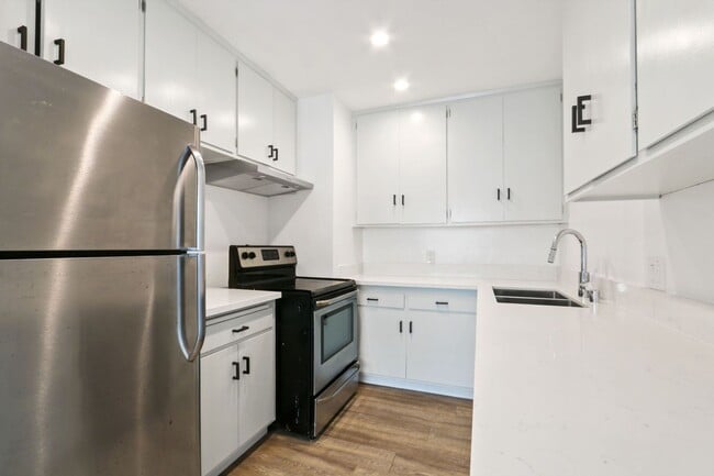 Building Photo - 847 6th St in Santa Monica  - steps to Mon...