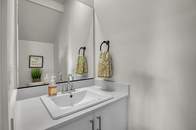 Building Photo - 2710 SE Lyon St