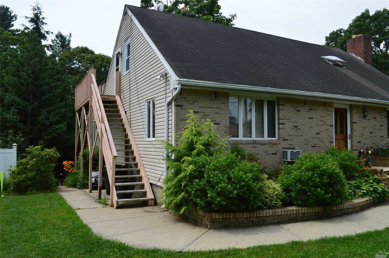 Primary Photo - 56 Rexmere Ave