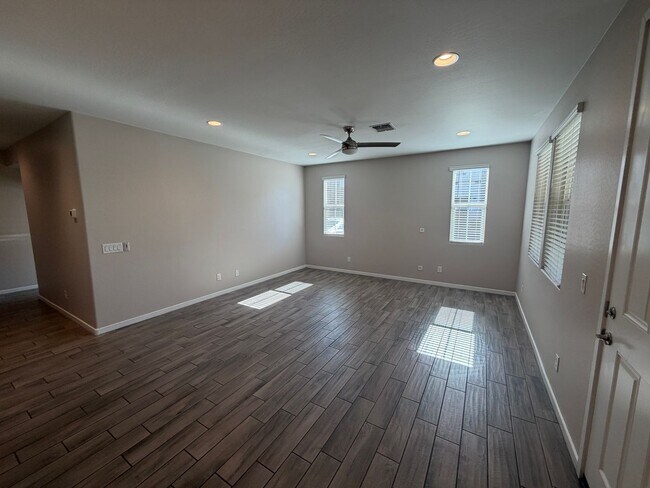 Foto del edificio - Unique opportunity! Rent a NEWER home in Tempe!! This home features 4 bedrooms & 3.5 baths with 2...