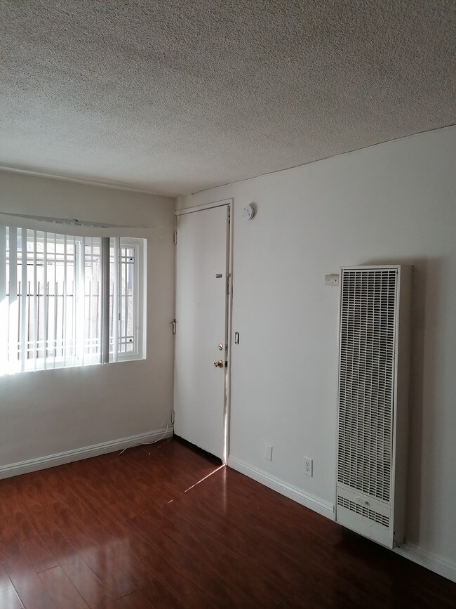 Sala de estar - 3740 Midvale Ave