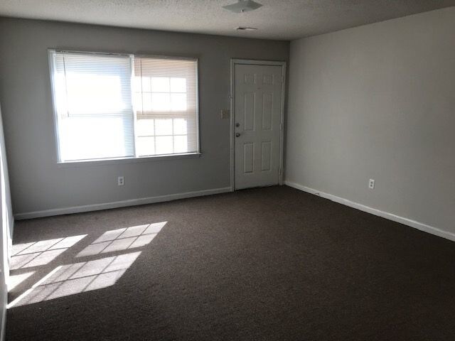 Building Photo - 2 bedroom apartment on one level