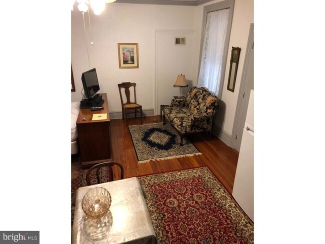 Foto del edificio - 125 E 3rd St