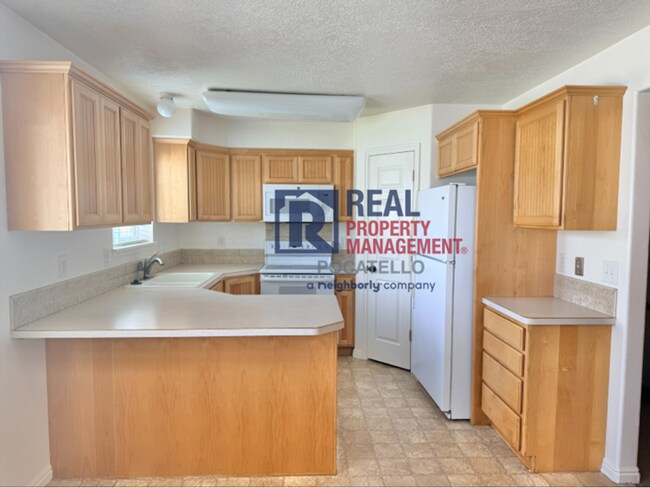 Foto del edificio - MOVE IN SPECIAL - 5 Bedroom 3.5 Bath Duplex - 2 car garag