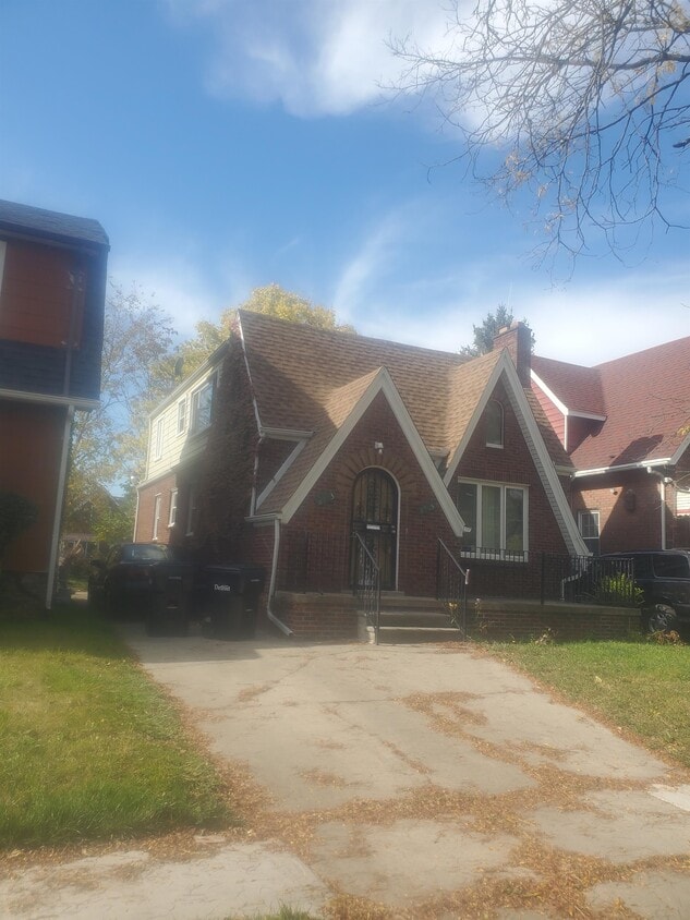 Primary Photo - 8903 Pinehurst St