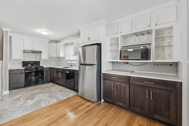 Foto del edificio - 16805 Hilltop Ave