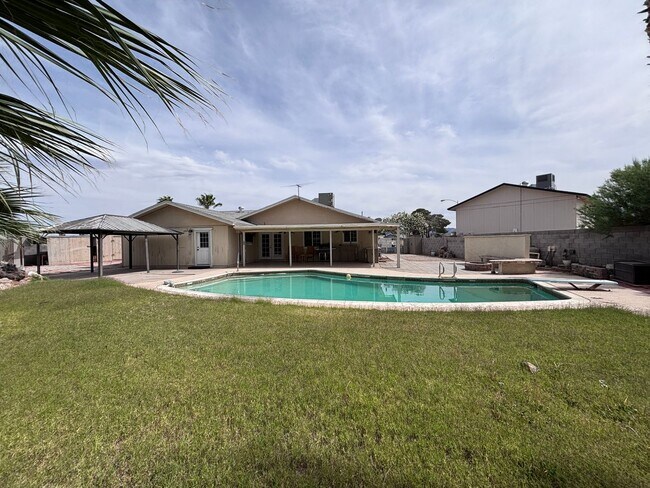 Foto del edificio - Spacious 4BR Single-Story with Pool, RV Parking & Large Lot Near Shopping & Dining