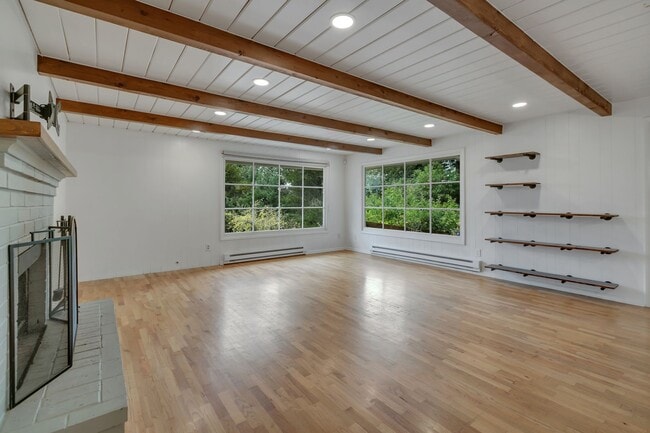 Building Photo - Charming and Cozy 2-Bedroom Home in Steila...