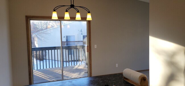 Building Photo - End-Unit 3 Bedroom 2 Bath Townhome for Ren...